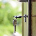 blog_common-ways-burglars-break-in_front-door-key_1024x1024