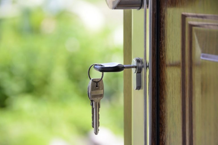blog_common-ways-burglars-break-in_front-door-key_1024x1024